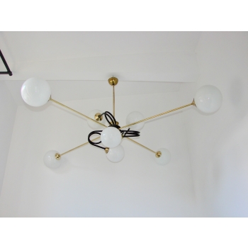 Żyrandol vintage z mosiądzu i szkła — detal ramion